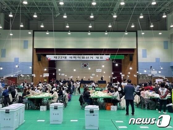 본문 이미지 - 10일 오후 울산 동구전하체육관에 마련된 개표소에서 제22대 총선 개표가 진행되고 있다.2024.4.10/뉴스1