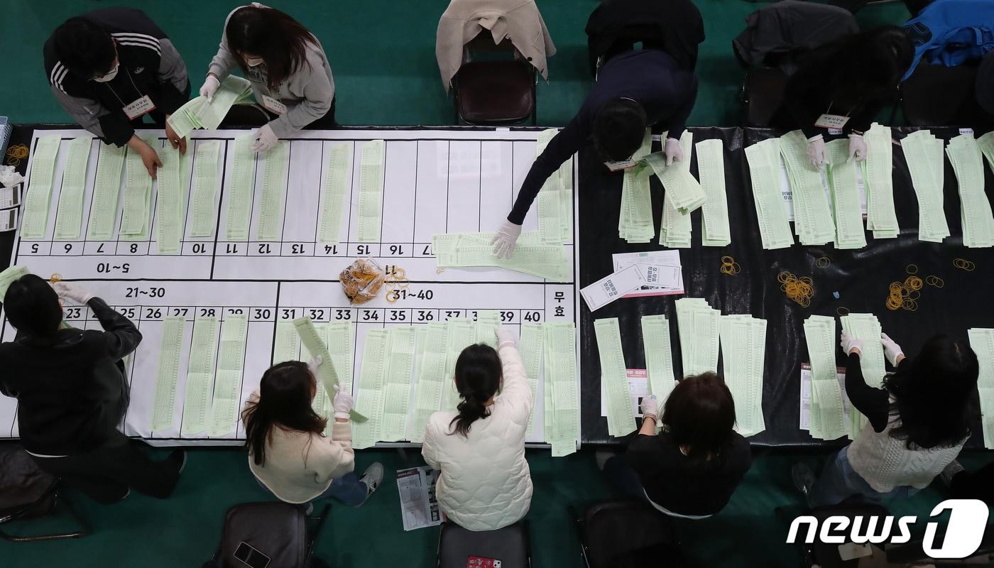 본문 이미지 - 제22대 국회의원 선거가 종료된 10일 오후 대구 남구 영남이공대 천마체육관에 마련된 개표장에서 개표사무원들이 비례대표 투표용지를 수개표하고 있다. 2024.4.10/뉴스1 ⓒ News1 공정식 기자