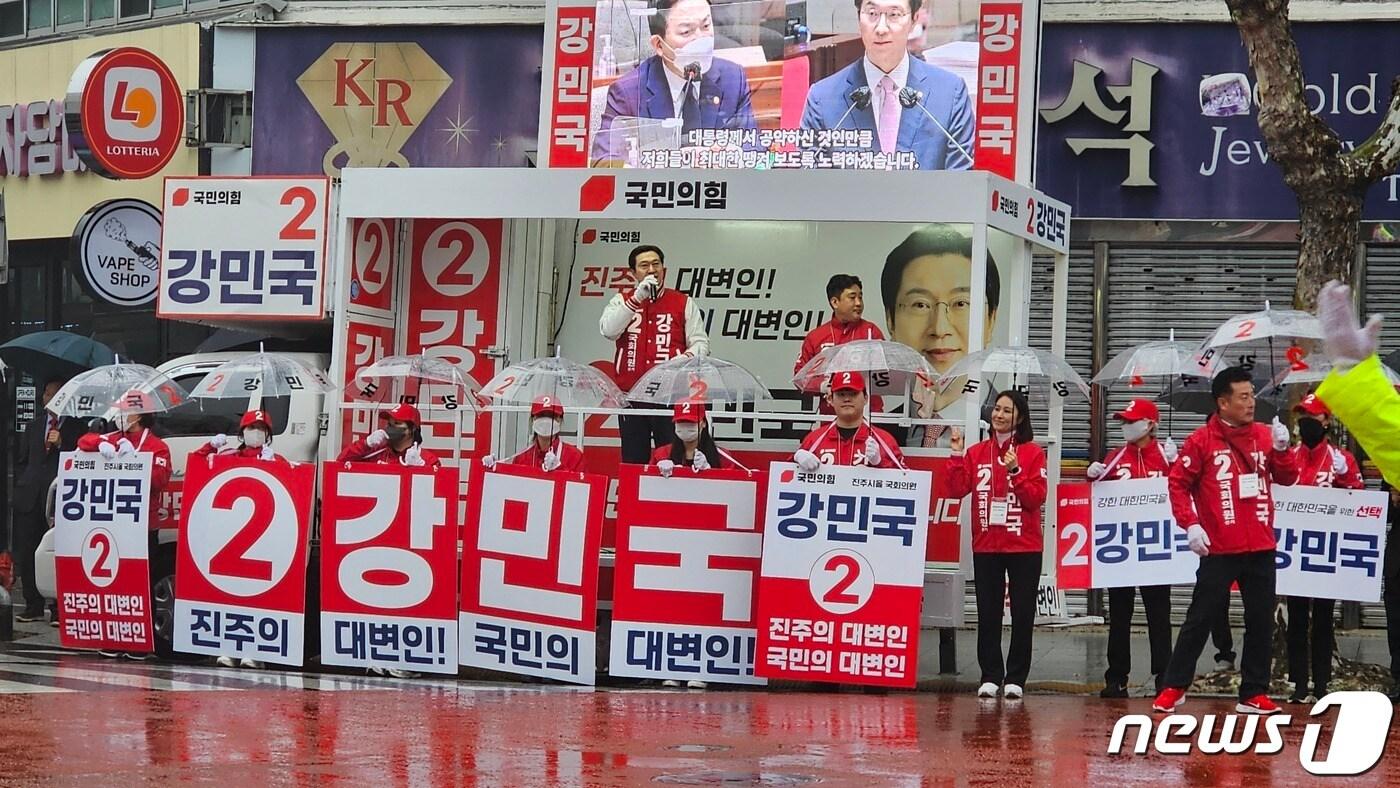 본문 이미지 - 진주을 국민의힘 강민국 후보가 지난달 28일 진주 중앙시장 광미사거리에서 시민에게 지지를 호소하고 있다. 2024.3.28 뉴스1/한송학기자