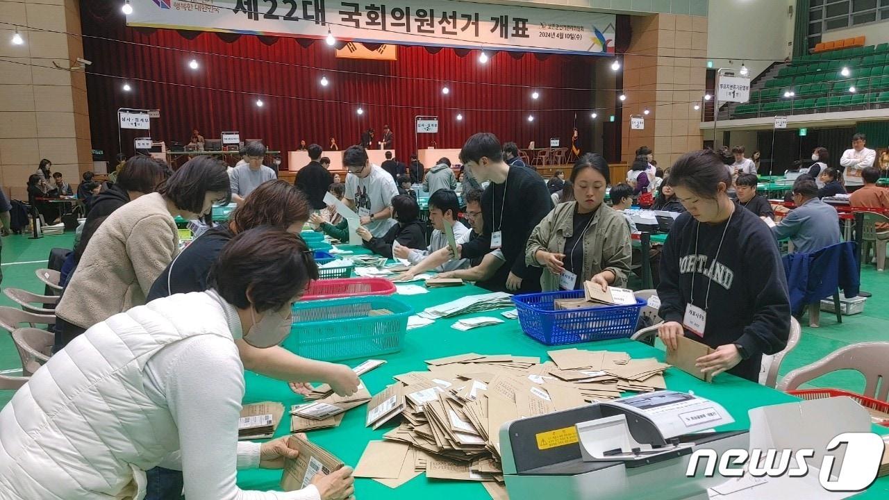본문 이미지 - 22대 총선 보은군 투표소 개표 장면 /뉴스1 
