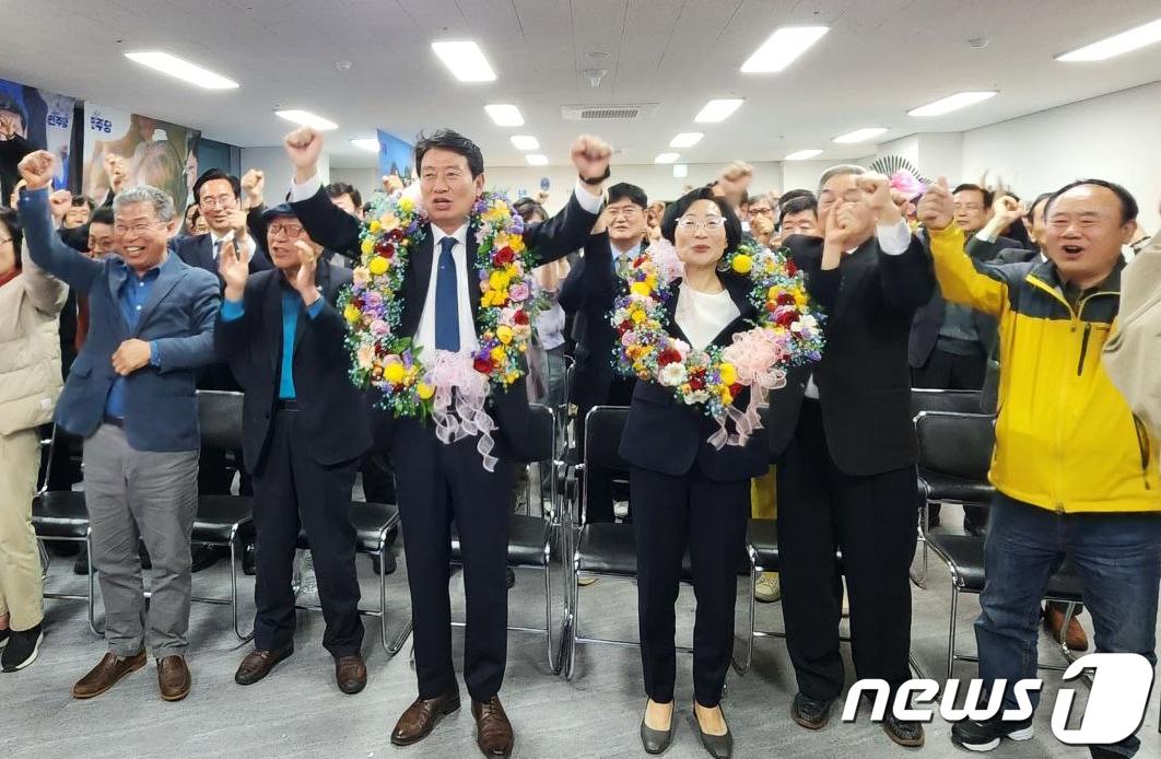 본문 이미지 - 조인철 더불어민주당 광주 서구갑 국회의원 후보가 10일 오후 광주 선거사무소에서 22대 총선 개표 결과 당선이 확정되자 지지자들과 환호하고 있다.(조인철 캠프 제공)2024.4.10/뉴스1
