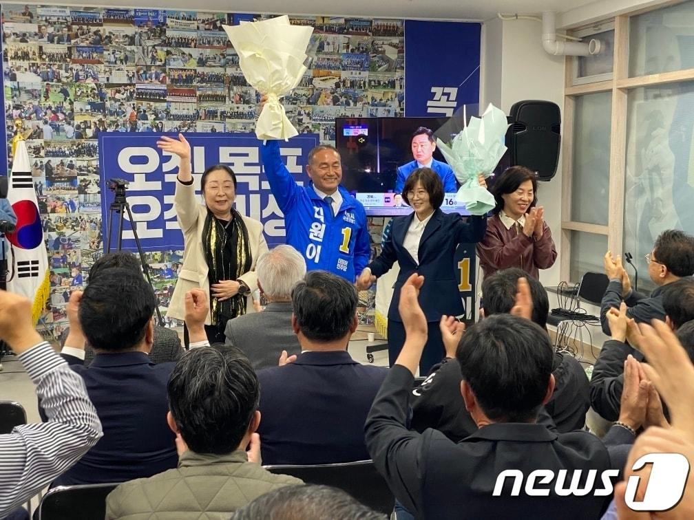 본문 이미지 - 김원이 더불어민주당 전남 목포시 국회의원 후보가 10일 오후 목포 선거사무소에서 22대 총선 개표 결과 당선이 확실시 되자 지지자들과 환호하고 있다.(김원이 캠프 제공)2024.4.10/뉴스1 