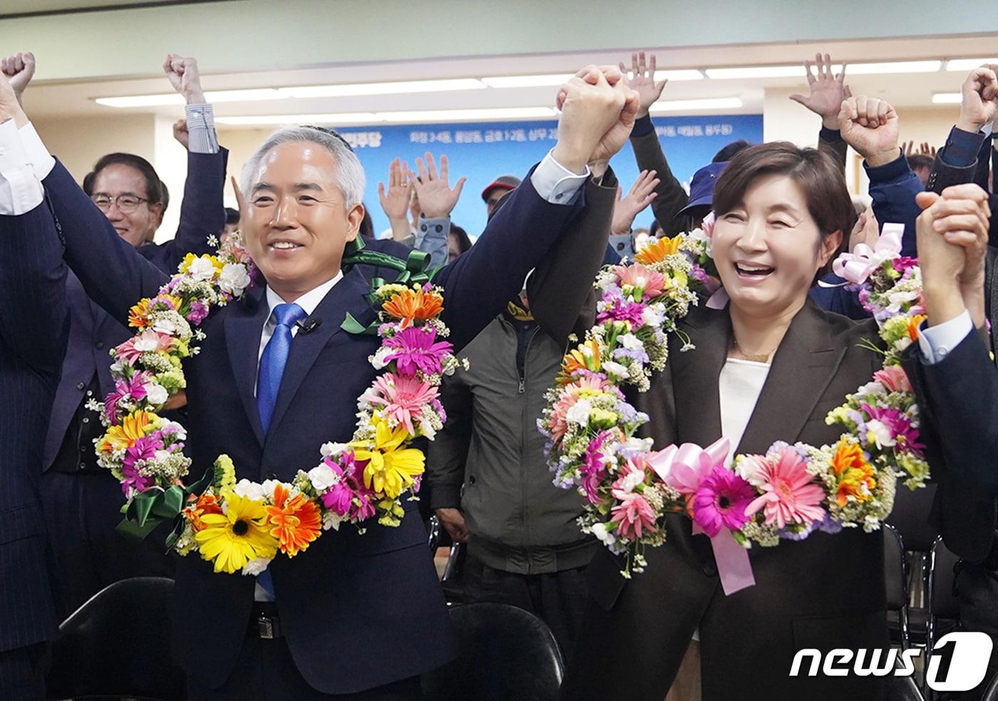 본문 이미지 - 양부남 더불어민주당 광주 서구을 국회의원 당선인이 10일 오후 22대 총선 개표 결과 당선이 확정되자 지지자들과 환호하며 기뻐하고 있다.(양부남 캠프 제공)2024.4.10/뉴스1