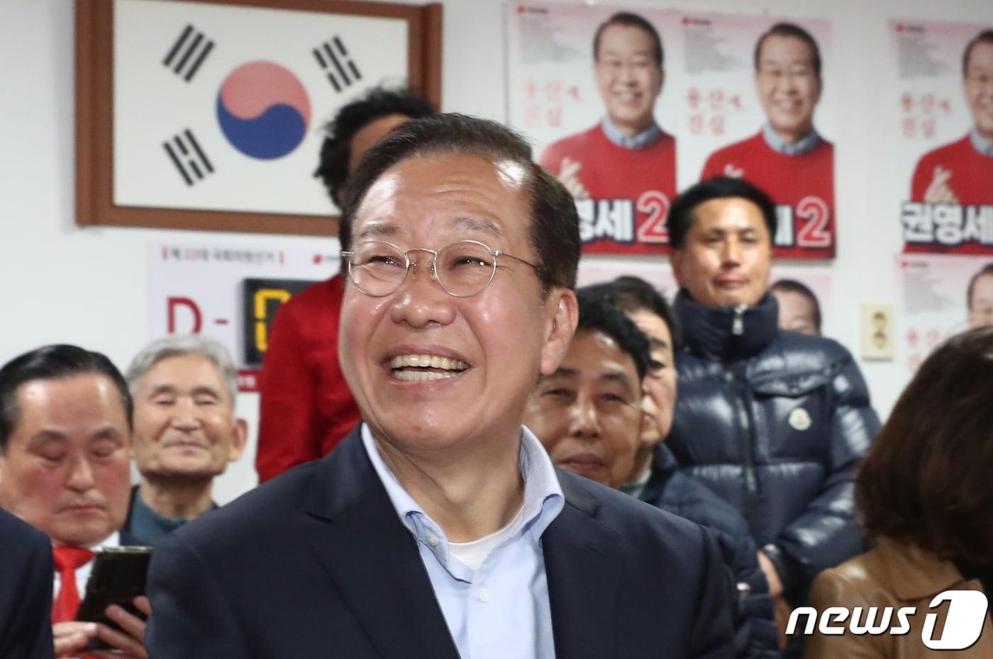 본문 이미지 - 제22대 국회의원 선거 서울 용산에 출마한 권영세 국민의힘 후보가 10일 서울 용산구 자신의 사무실에서 당선이 유력해지자 미소짓고 있다. 2024.4.10/뉴스1 ⓒ News1 유승관 기자