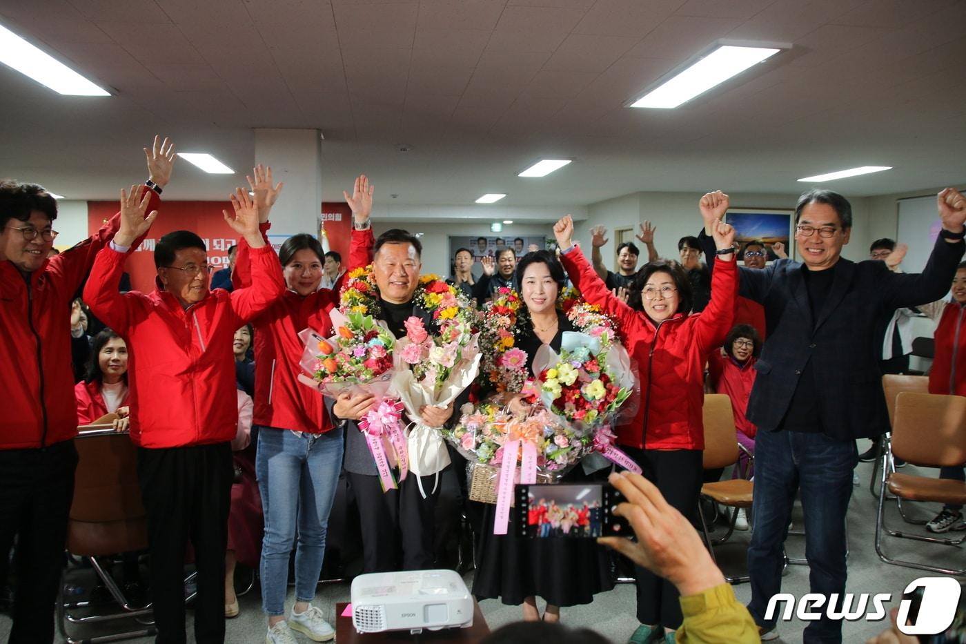 본문 이미지 - 22대 총선 강원 속초·인제·고성·양양 선거구에 출마해 당선이 확정된 이양수 국민의힘 후보가 승리 세레머니를 취하고 있다. 2024.4.10/뉴스1