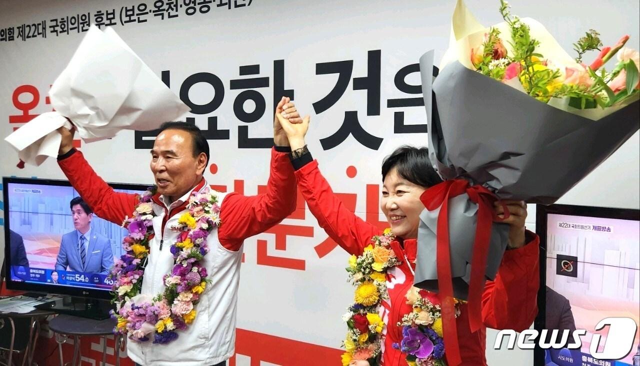 본문 이미지 - 4·10 총선 충북 동남 4군 지역구 국민의힘 박덕흠 당선인이 축하 꽃다발을 받고 감사의 인사를 하고 있다. /뉴스1 