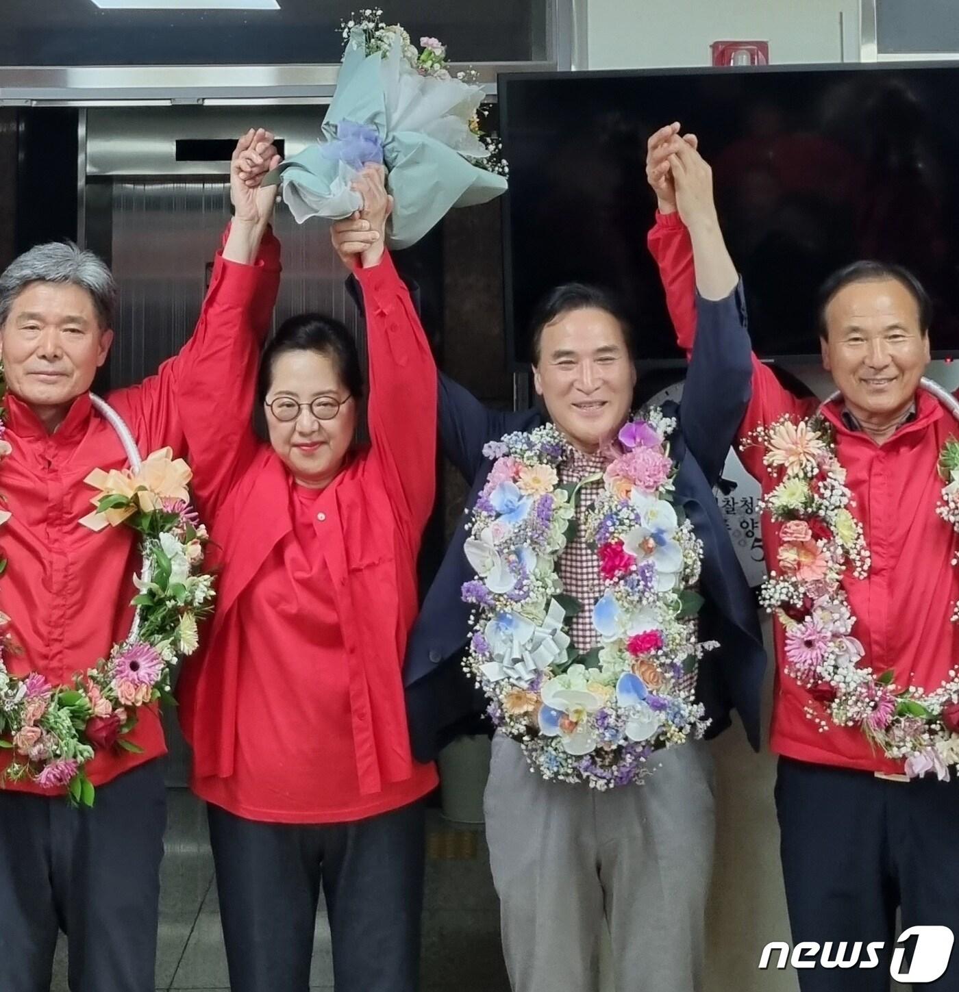 본문 이미지 - 22대 총선 경남 창원의창에 출마한 김종양 국민의힘 후보(왼쪽 세번째)가 당선을 확정지은 뒤 지지자들과 기념사진을 촬영하고 있다.(김종양 후보 측 제공)
