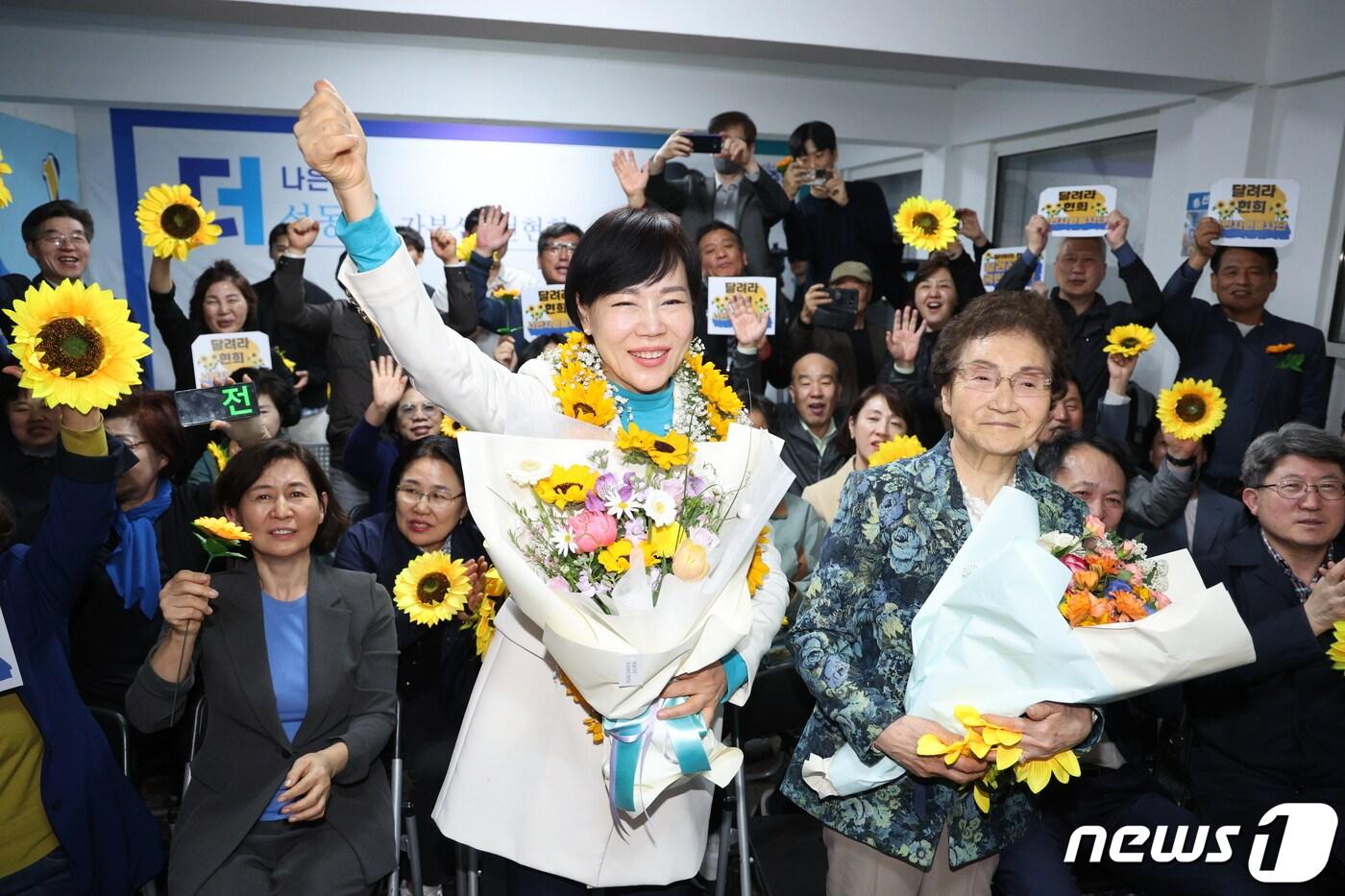 본문 이미지 - 전현희 더불어민주당 서울 중·성동갑 후보가 10일 오후 서울 성동구 왕십리로에 마련된 자신의 선거사무실에서 당선이 유력해지자 꽃다발을 전달받고 있다. 2024.4.10/뉴스1 ⓒ News1 신웅수 기자