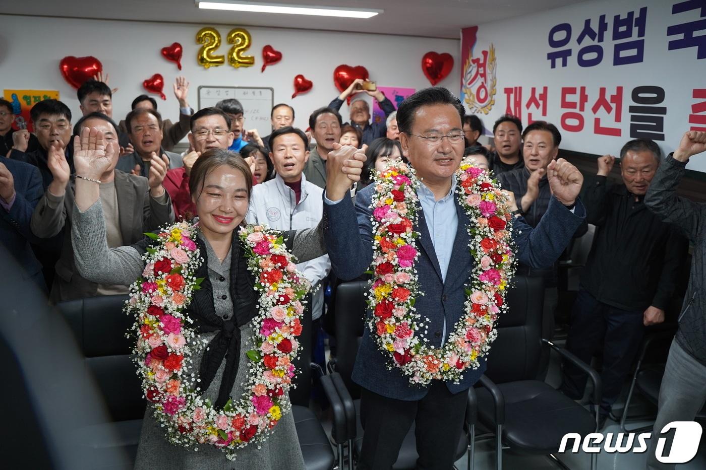 본문 이미지 - 22대 국회의원 선거 강원 홍천‧횡성‧영월‧평창 선거구에서 당선이 확실시 되는 국민의힘 유상범 후보가 10일 선거사무소에서 기념촬영을 하고 있다. 2024.4.10/뉴스1