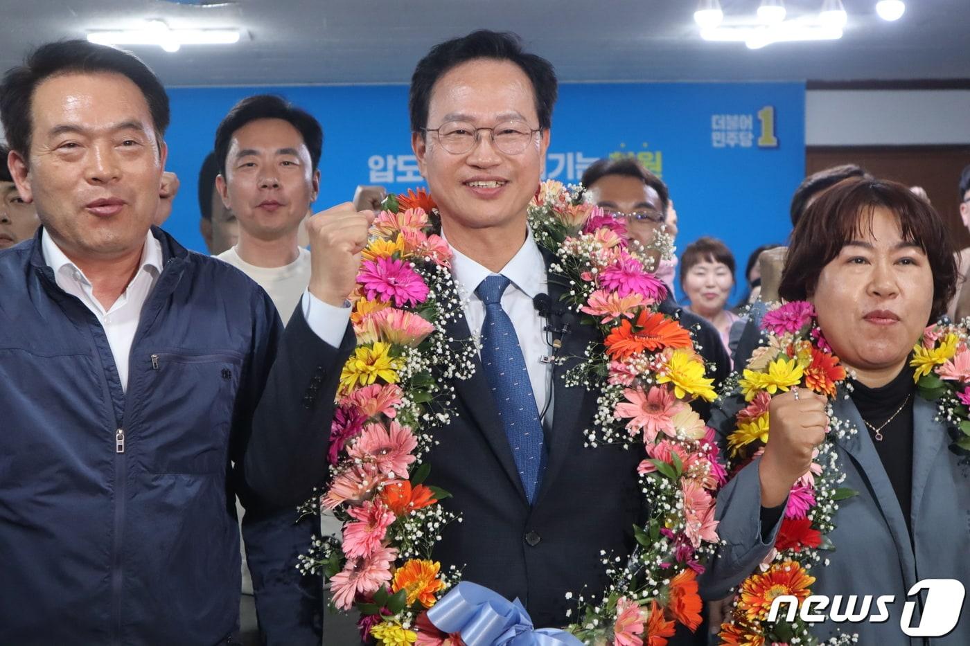 본문 이미지 - 송재봉 더불어민주당 충북 청주 청원 후보가 11일 청주시 청원구 내덕동에 마련된 자신의 선거사무실에서 당선이 유력해지자 환호하고 있다. 2024.4.11/뉴스1 ⓒ News1 박건영 기자
