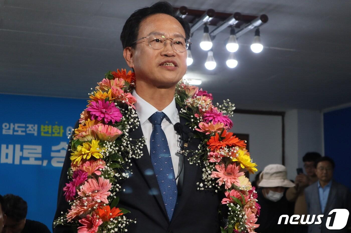 본문 이미지 - 송재봉 더불어민주당 충북 청주 청원 후보가 11일 청주시 청원구 내덕동에 마련된 자신의 선거사무실에서 당선 유력 소감을 전하고 있다. 2024.4.11/뉴스1 ⓒ News1 박건영 기자