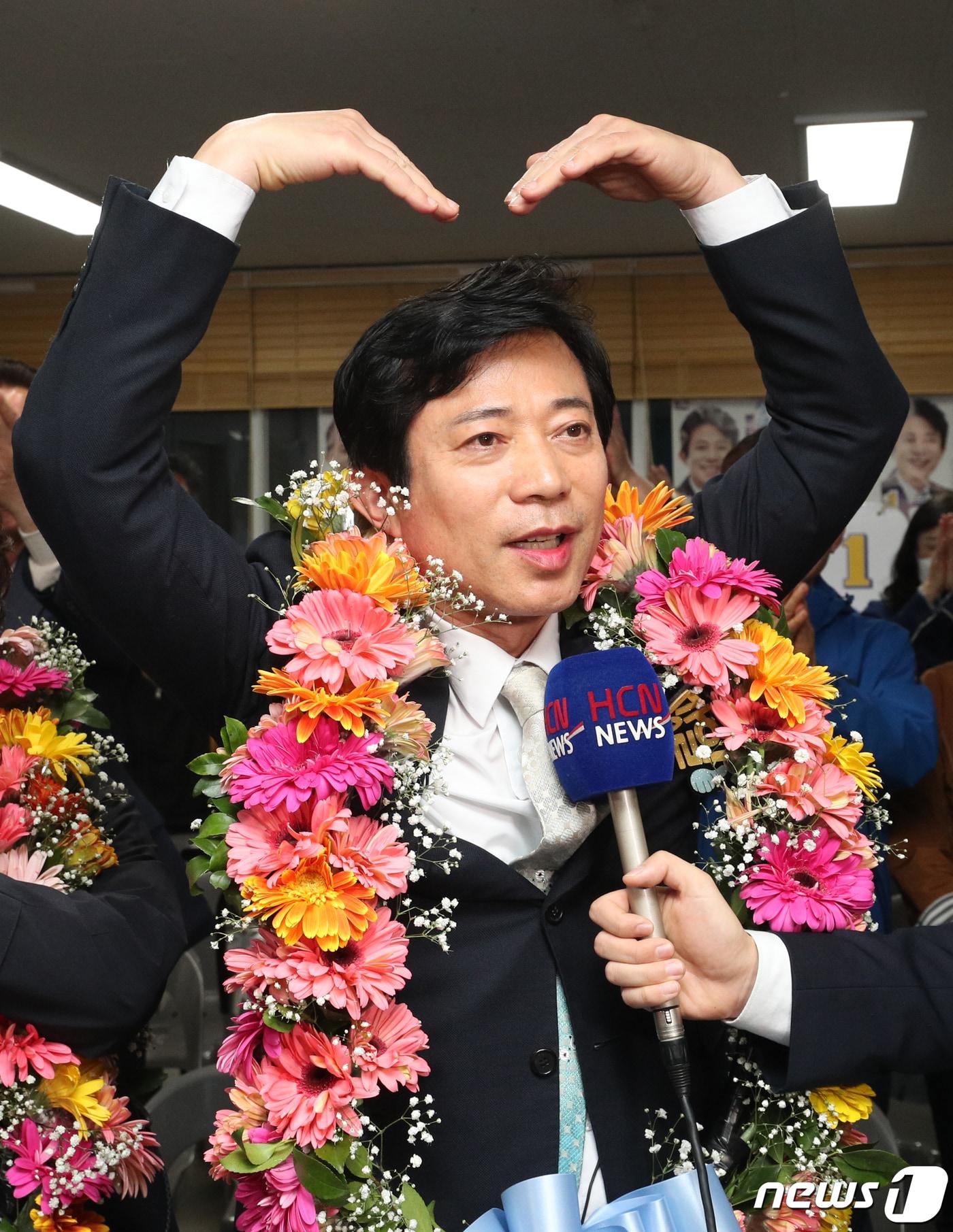 본문 이미지 - 이강일 더불어민주당 충북 청주 상당구 후보가 11일 자신의 선거사무소에서 당선이 유력해지자 손 하트를 그리고 있다. 2024.4.11/뉴스1 ⓒ News1 김용빈 기자