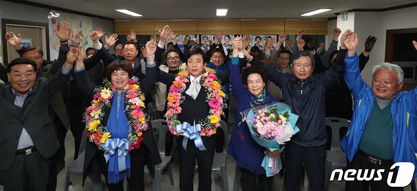 본문 이미지 - 이강일 더불어민주당 충북 청주 상당구 후보가 11일 자신의 선거사무소에서 당선이 유력해지자 꽃목걸이를 목에 걸고 환호하고 있다. 2024.4.11/뉴스1 ⓒ News1 김용빈 기자