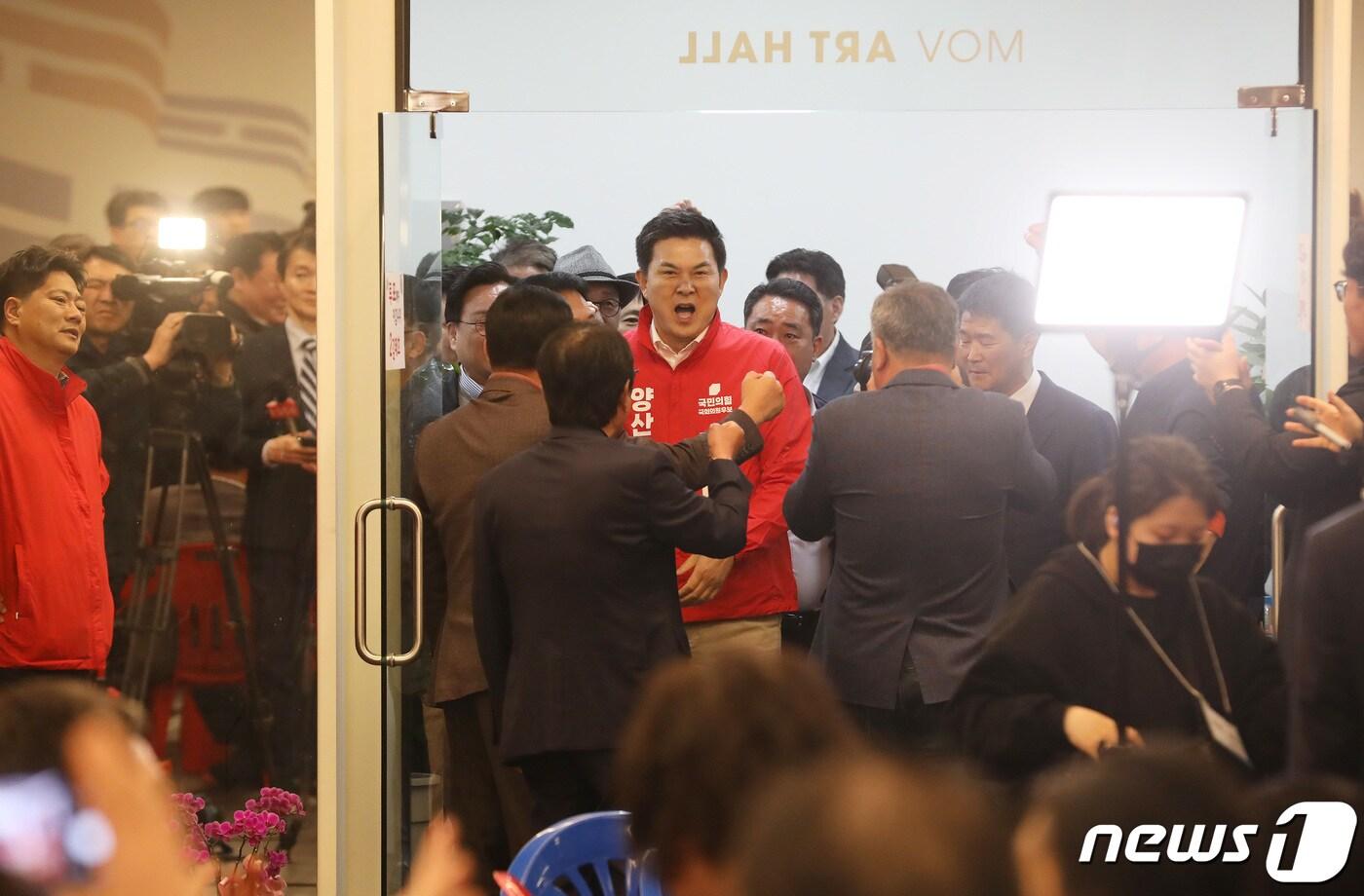 본문 이미지 - 김태호 국민의힘 경남 양산을 후보가 11일 오전 경남 양산시 자신의 선거사무소에서 제22대 국회의원 선거 당선이 확실시 되자 지지자들과 기뻐하고 있다. 2024.4.11/뉴스1 ⓒ News1 윤일지 기자