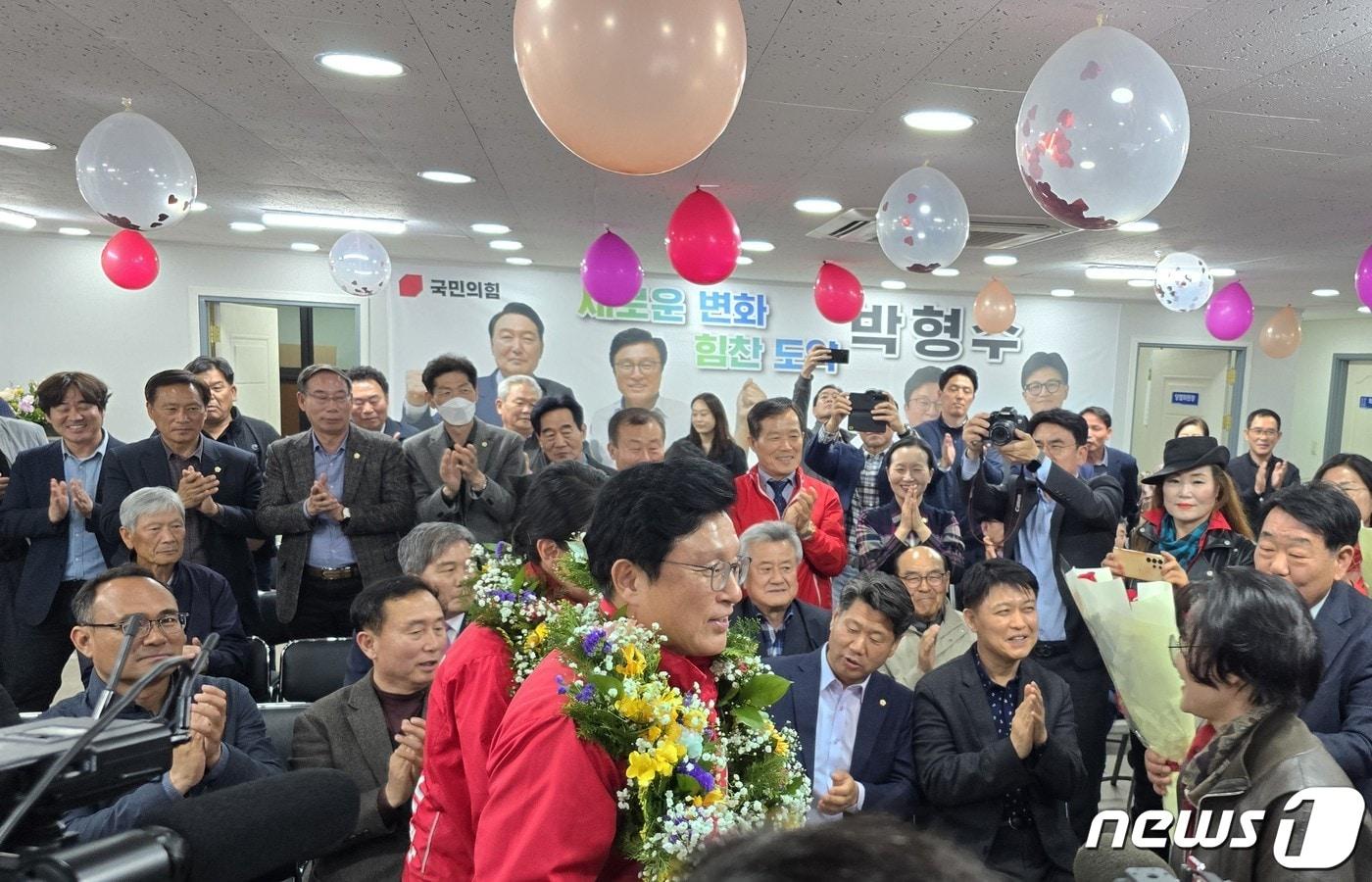 본문 이미지 - 경북 의성·청송·영덕·울진 선거 국민의힘 박형수 후보 당선(박형수 선거사무실 제공)2024.4.11/뉴스1