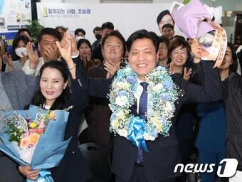 본문 이미지 - 조승래 더불어민주당 대전 유성구갑 국회의원 후보가 11일 선거사무실에서 당선이 확실시되자 환호하고 있다. 2024.4.11/뉴스1 ⓒ News1 김기태 기자