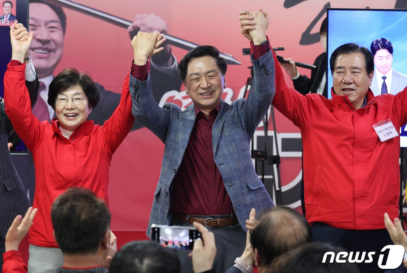 제22대 국회의원 선거에 출마한 국민의힘 김기현 울산 남구을 후보가 11일 울산 자신의 선거사무소에서 당선이 확실시되자 환호하고 있다. (공동취재) 2024.4.11/뉴스1 ⓒ News1 울산사진공동취재단