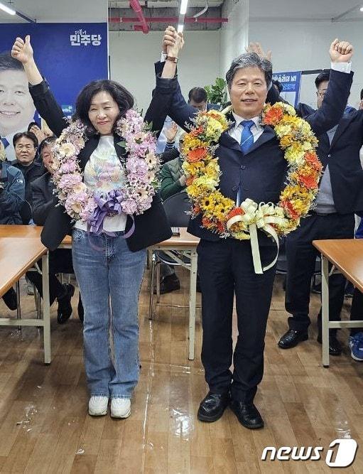 본문 이미지 - 서영석 경기 부천갑 더불어민주당 후보가 당선돼 아내와 함께 기념촬영을 하고 있다.(서영석 선거사무소 제공)