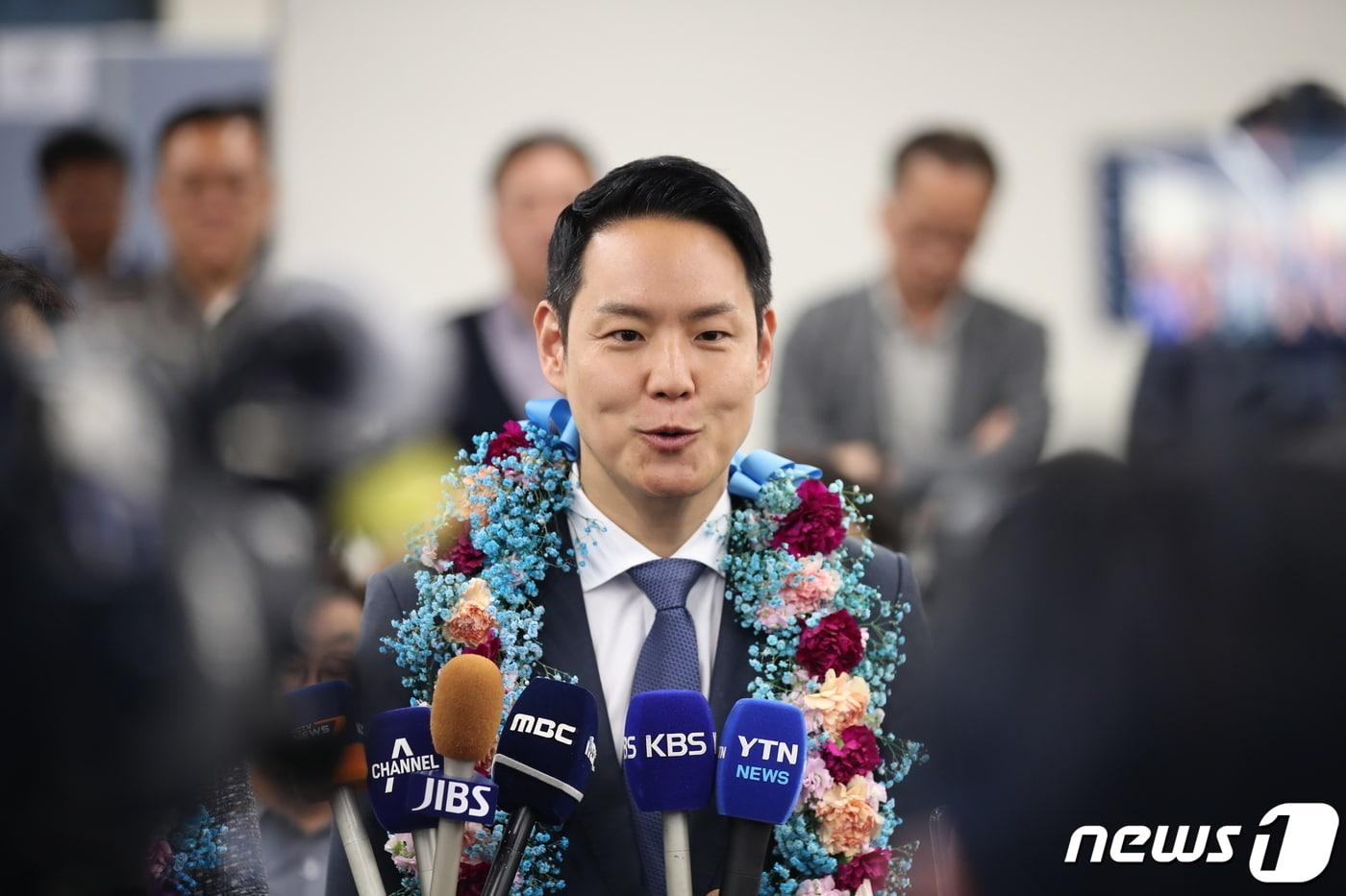 제22대 국회의원 선거 제주시을 선거구에서 재선에 성공한 김한규 더불어민주당 후보(49)가 11일 오전 제주시 이도2동 소재 선거사무실에서 취재진과 인터뷰를 하고 있다.(제주도사진기자회)2024.4.11./뉴스1 ⓒ News1 오미란 기자