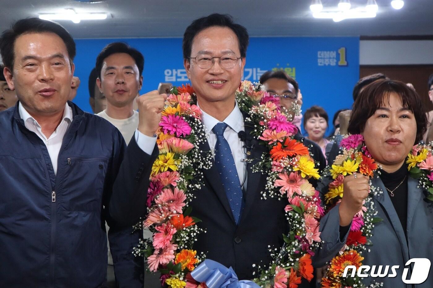 본문 이미지 - 송재봉 더불어민주당 충북 청주 청원 후보가 11일 청주시 청원구 내덕동에 마련된 자신의 선거사무실에서 당선이 유력해지자 환호하고 있다. 2024.4.11/뉴스1