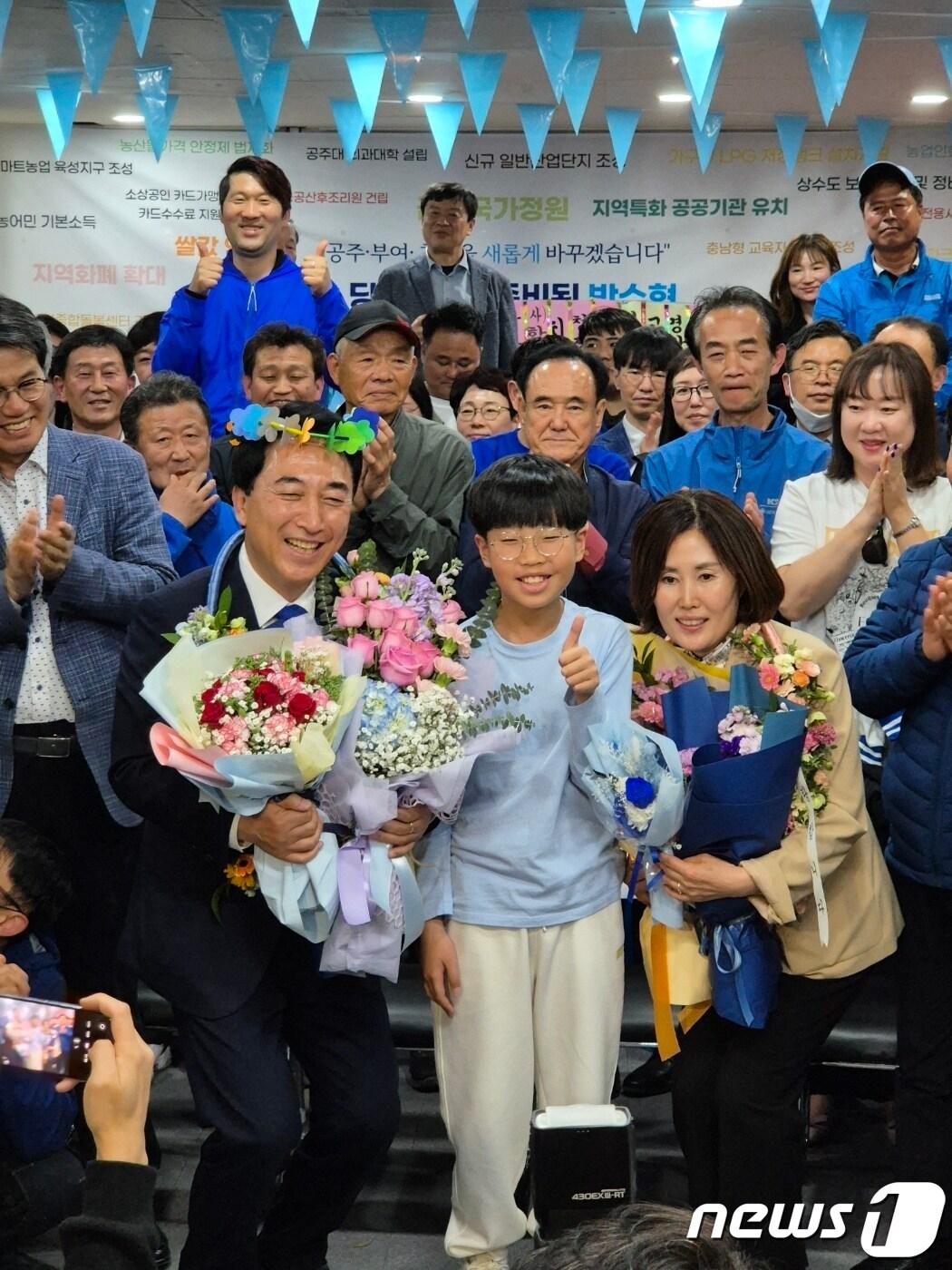 본문 이미지 - 제22대 국회의원선거 충남 공주시부여군청양군 더불어민주당 박수현 당선인이 11일 당선을 확정 지은 뒤 기념 촬영을 하고 있다. 2024.4.11/뉴스1