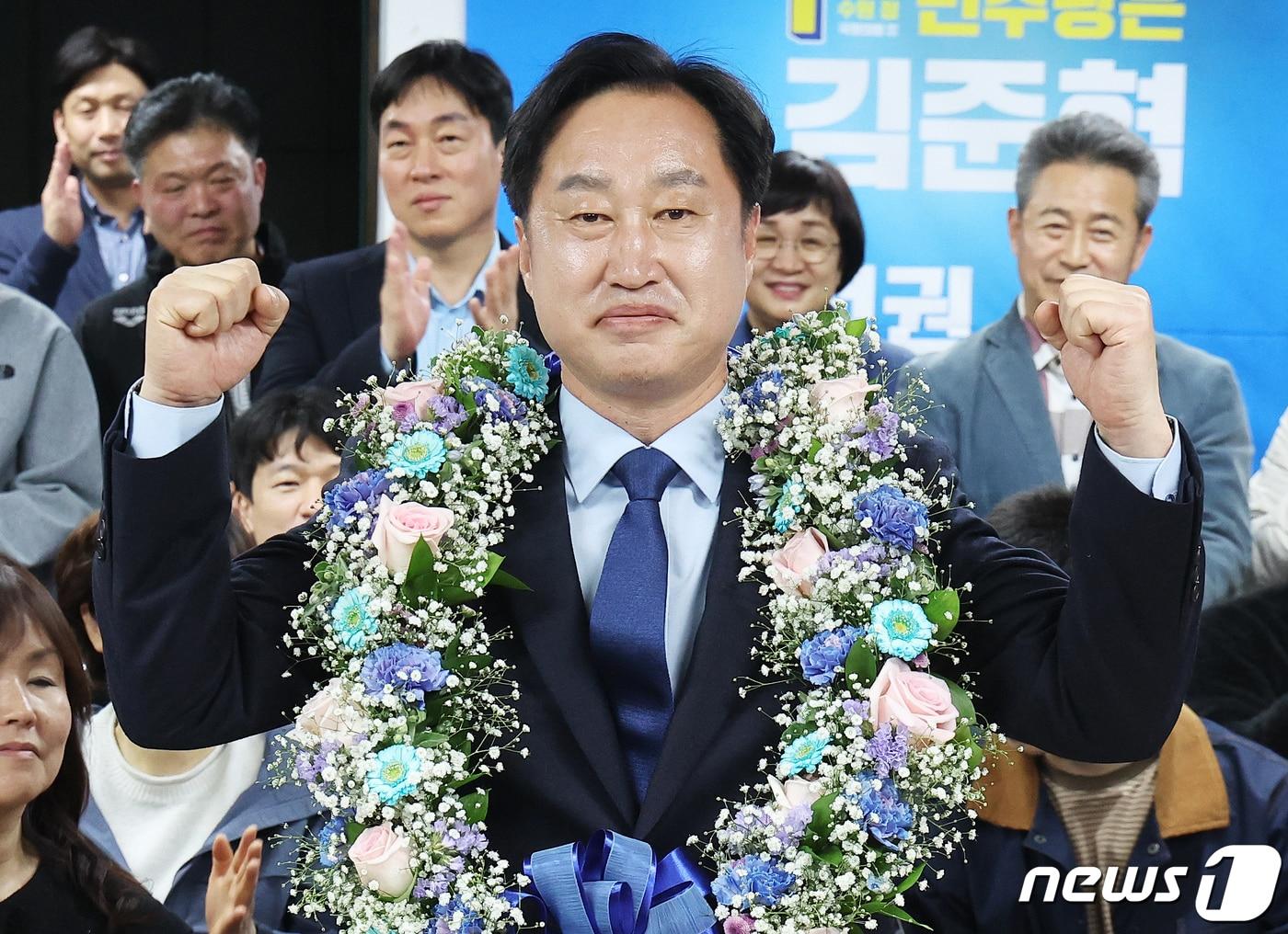 본문 이미지 - 제22대 국회의원선거 수원정에 출마한 더불어민주당 김준혁 후보가 11일 오전 경기도 수원시 영통구 선거사무소에서 당선이 확실해지자 기뻐하고 있다. 2024.4.11/뉴스1 ⓒ News1 경기사진공동취재단