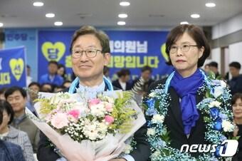 본문 이미지 - 박범계 더불어민주당 대전 서구을 국회의원 후보가 11일 선거사무소에서 당선이 확실시되자 지지자들이 건넨 꽃다발을 받고 포즈를 취하고 있다.(박범계 후보 캠프 제공)/뉴스1 ⓒ News1