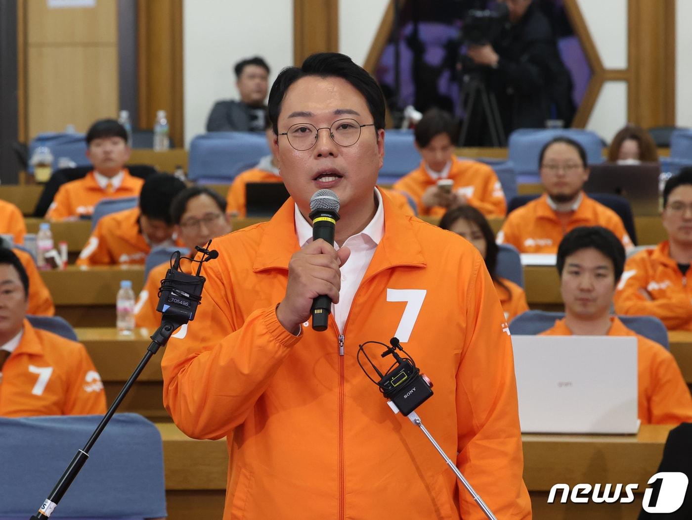 본문 이미지 - 천하람 개혁신당 총괄선거대책위원장이 11일 서울 여의도 국회의원회관에 마련된 제22대 국회의원선거 개표 상황실에서 이준석 화성을 후보 당선과 관련 입장을 밝히고 있다. 2024.4.11/뉴스1 ⓒ News1 송원영 기자