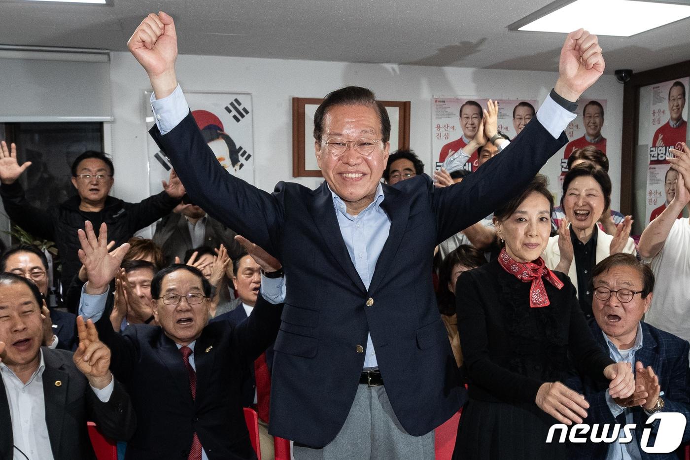 제22대 국회의원 선거 서울 용산에 출마한 권영세 국민의힘 후보가 11일 서울 용산구 자신의 사무실에서 당선이 확실시 되자 손을 들어보이고 있다. 2024.4.11/뉴스1 ⓒ News1 유승관 기자