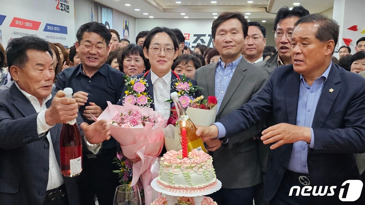 본문 이미지 - 22대총선 경북 경산시 국민의힘 조지연 후보가 11일 당선이 확정된 뒤 조현일 경산시장 등과 축하 세레머니를 하고 있다.2024.4.11/뉴스1 ⓒ News1 정우용 기자