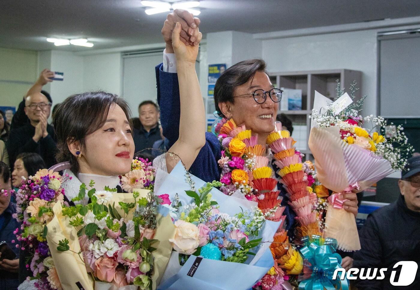 본문 이미지 - 전재수 더불어민주당 부산 북갑 후보가 11일 부산 북구 자신의 선거사무소에서 제22대 국회의원 선거 당선이 확정되자 꽃목걸이를 목에 걸고 기뻐하고 있다. (전재수 후보 캠프 제공) 2024.4.11/뉴스1 