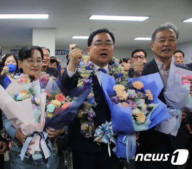 본문 이미지 - 제22대 국회의원 선거 경남 창원성산에 출마한 허성무 더불어민주당 후보가 11일 당선 소식을 확인한 뒤 기념사진을 촬영하고 있다.(허 후보 측 제공)