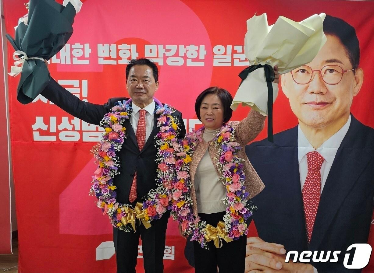 본문 이미지 - 산청·함양·거창·합천 국민의힘 신성범 후보가 지난 10일 당선이 확정되자 캠프 사무실에서 당선 축하 세리머니를 하고 있다. (신성범 캠프 제공). 2024.4.10/뉴스1