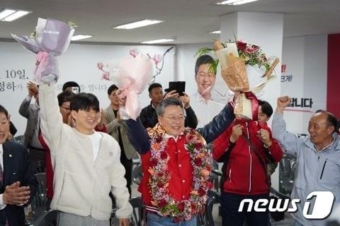 본문 이미지 - 11일 새벽 제22대 총선 강원 원주 갑 선거구에서 국민의힘 박정하 후보의 당선이 확정된 가운데, 박 후보가 선거사무실에서 지지자들과 승리를 기념하고 있다. (제22대 총선 원주 갑 국민의힘 박정하 후보 측 제공) 2024.4.11/뉴스1 신관호 기자