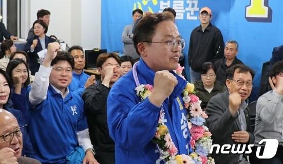본문 이미지 - 11일 새벽 제22대 총선 강원 원주 을 선거구에서 더불어민주당 송기헌 후보의 당선이 확정된 가운데, 송 후보가 지지자들과 승리를 기념하고 있다. (제22대 총선 원주 을 더불어민주당 송기헌 후보 측 제공) 2024.4.11/뉴스1 신관호 기자