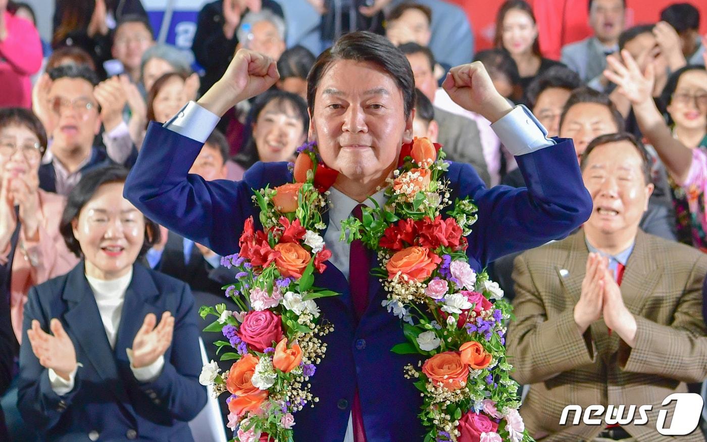 본문 이미지 - 제22대 국회의원 선거 경기 분당갑에 출마한 안철수 국민의힘 당선인이 11일 오전 경기 성남시 분당구에 위치한 선거사무소에서 당선이 확실시 되자 지지자들의 환호를 받으며 기뻐하고 있다. 2024.4.11/뉴스1 ⓒ News1 경기사진공동취재단