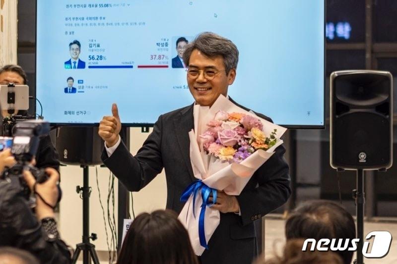 본문 이미지 - 김기표 경기 부천을 더불어민주당 당선인(김기표 선거사무소 제공)