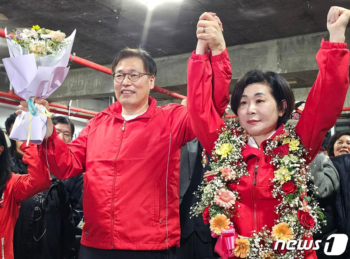 본문 이미지 - 김희정 국민의힘 부산 연제구 후보가 11일 부산 자신의 선거사무소에서 제22대 국회의원 선거 당선이 확정되자 꽃목걸이를 목에 걸고 기뻐하고 있다. (김희정 후보 캠프 제공) 2024.4.11/뉴스1 ⓒ News1 윤일지 기자