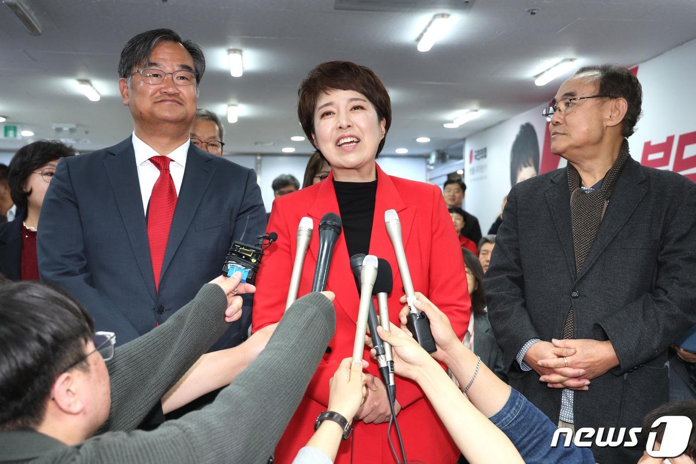본문 이미지 - 김은혜 경기 성남분당을 후보가 11일 경기 성남시 분당구에 마련된 자신의 선거사무소에서 당선이 확실해지자 소감을 밝히고 있다. 2024.4.11/뉴스1 ⓒ News1 신웅수 기자