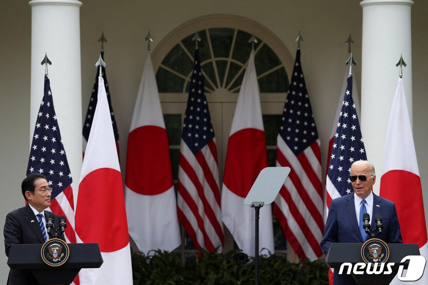 본문 이미지 - 조 바이든 미국 대통령과 기시다 후미오 일본 총리가 10일(현지시간) 미국 워싱턴 DC 백악관 장미정원에서 공동 기자회견을 갖고 있다. 2024.4.10. ⓒ 로이터=뉴스1 ⓒ News1 김현 특파원