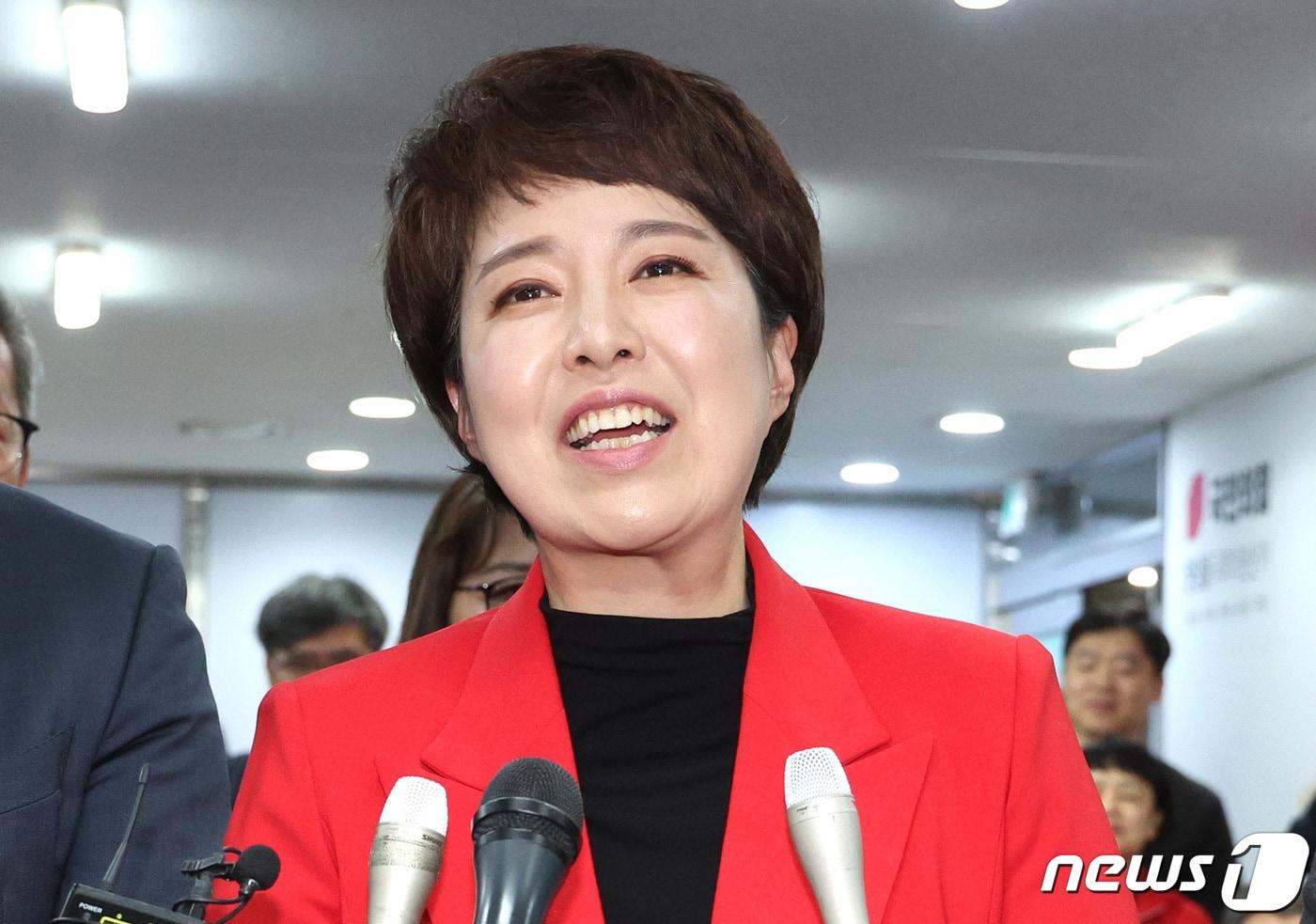 김은혜 경기 성남분당을 후보가 11일 경기 성남시 분당구에 마련된 자신의 선거사무소에서 당선이 확실해지자 소감을 밝히고 있다. 2024.4.11/뉴스1 ⓒ News1 신웅수 기자