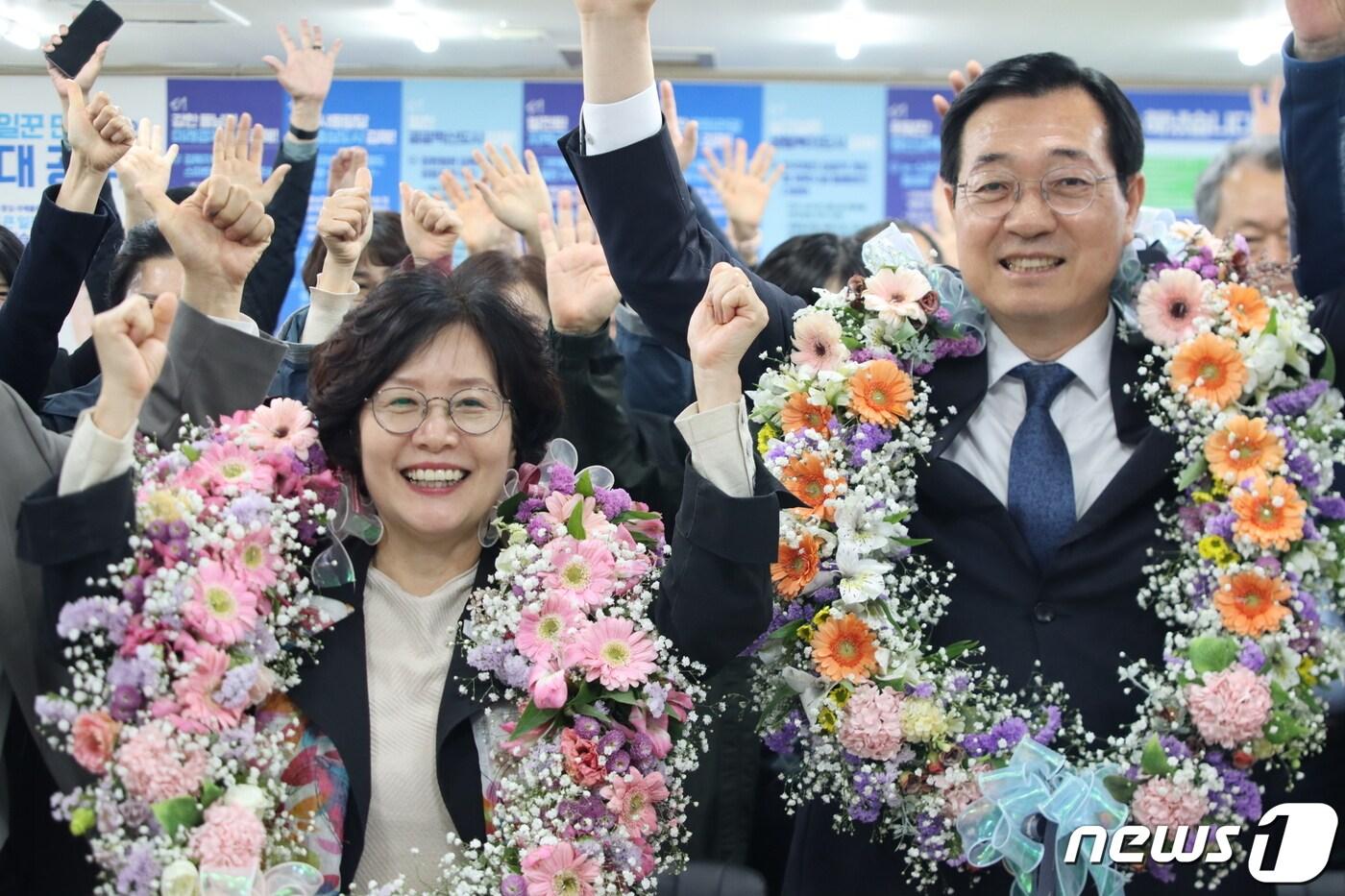 본문 이미지 - 제22대 국회의원 선거 경남 김해을에 출마한 민홍철 더불어민주당 후보(오른쪽)가 당선 확실 소식을 듣고 기념사진을 촬영하고 있다.(민 후보 측 제공)