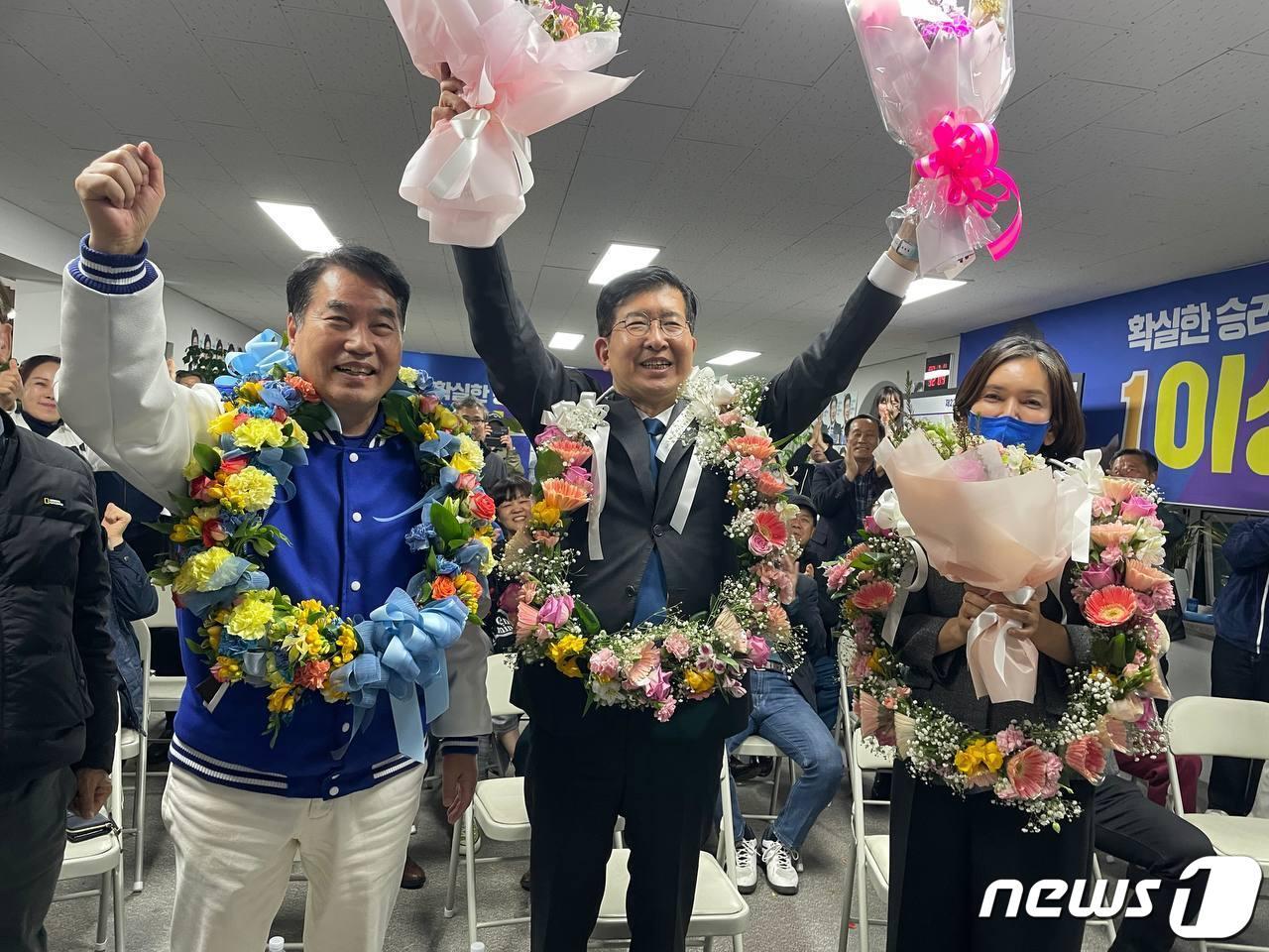 본문 이미지 - 이상식 당선인(가운데)이 당선을 확정지은 직후 부인(오른쪽)과 함께 만세를 외치며 승리를 자축하고 있다.(후보측 제공)