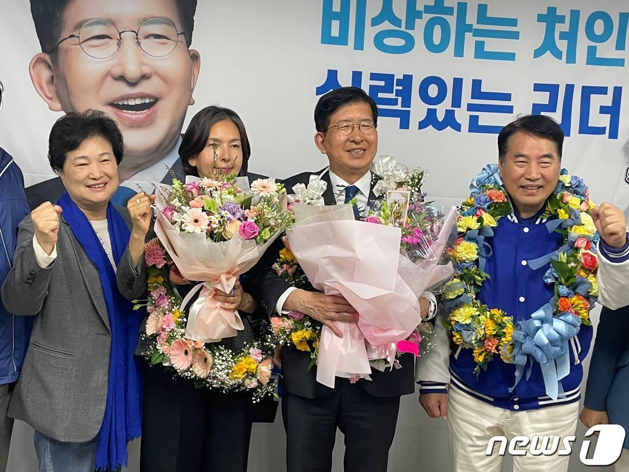 본문 이미지 - 이상식 당선인(오른쪽 두번째)이 부인(왼쪽 두번째), 백군기 전 용인시장(맨 오른쪽), 남홍숙 용인시의원(맨 왼쪽)과 함께 당선을 확정 지은 직후 승리를 자축하며 기념촬영을 하고 있다.(당선인측 제공)  