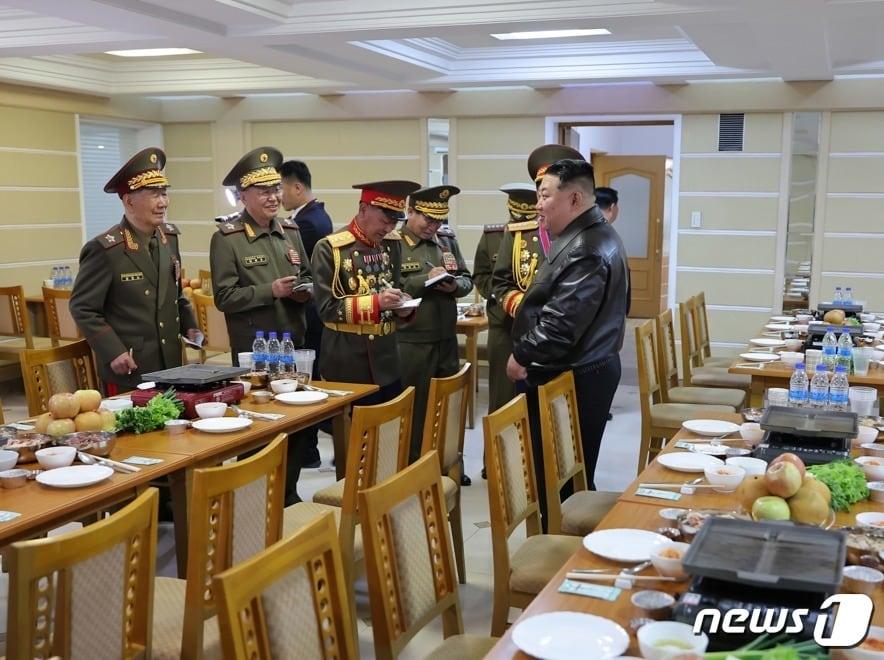 본문 이미지 - (평양 노동신문=뉴스1) = 북한 노동당 기관지 노동신문은 11일 김정은 총비서가 전날 김정일군정대학을 현지지도했다고 보도했다. 국내에서만 사용가능. 재배포 금지. DB 금지. For Use Only in the Republic of Korea. Redistribution Prohibited] rodongphoto@news1.kr