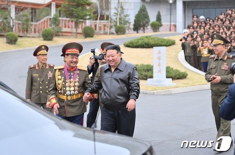 본문 이미지 - (평양 노동신문=뉴스1) = 북한 노동당 기관지 노동신문은 11일 김정은 총비서가 전날 김정일군정대학을 현지지도했다고 보도했다. 사진 왼쪽 첫번째가 황병서 국방성 총고문. [국내에서만 사용가능. 재배포 금지. DB 금지. For Use Only in the Republic of Korea. Redistribution Prohibited] rodongphoto@news1.kr