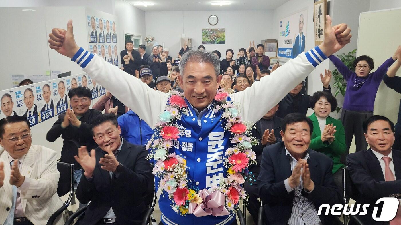 본문 이미지 - 더불어민주당 윤준병 후보가 22대 총선에서 압도적인 득표율로 재선에 성공했다. 윤 당선인이 당선이 확정된 후 정읍사무소 선거사무실에서 고경윤 정읍시의장, 윤남영 정읍농협조합장 등 지지자들과 환호하고 있다/.2024.4.10ⓒ News1 박제철 기자