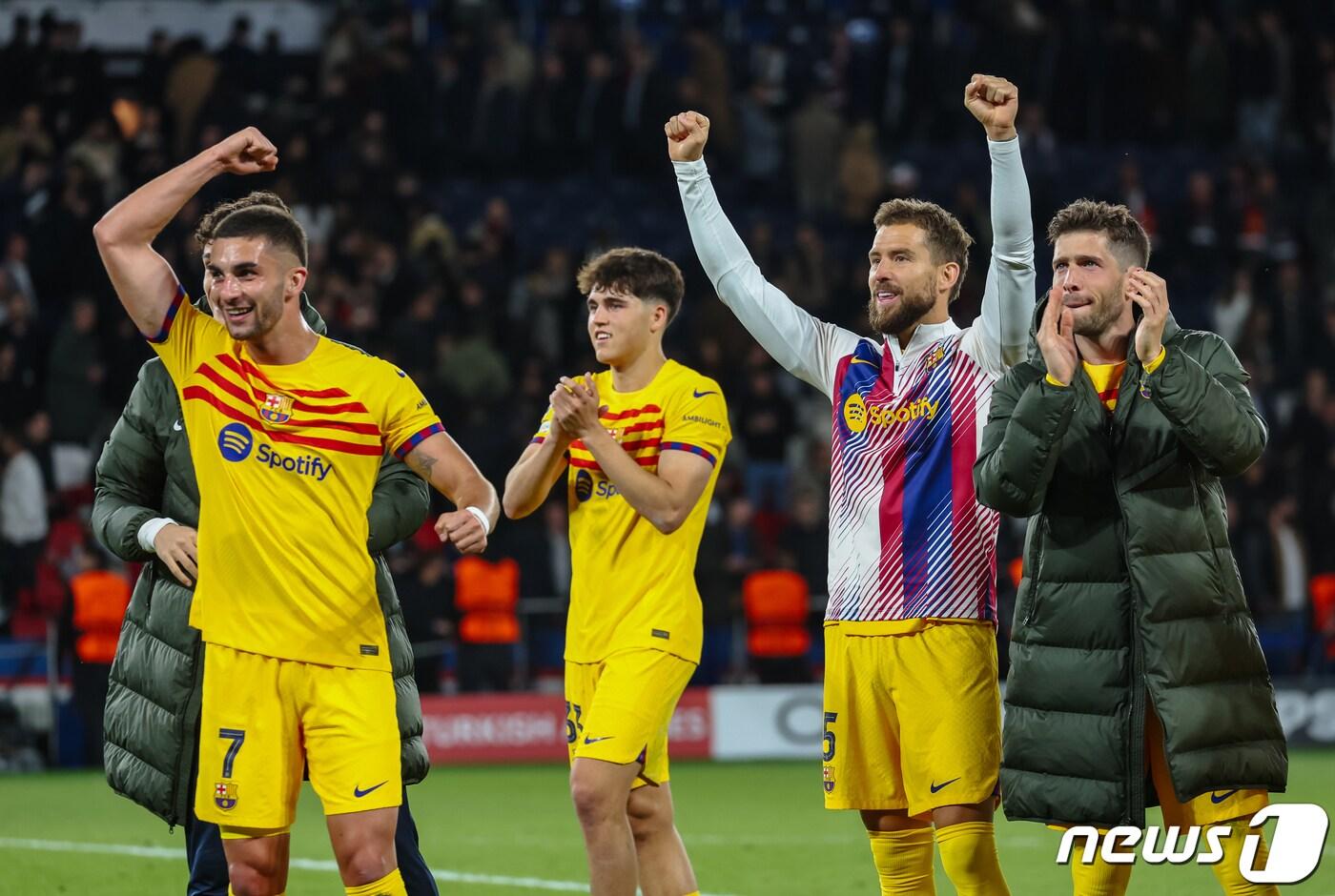 FC바르셀로나 선수들이이 지난 4월10일(현지 시간) 프랑스 파리 파르크 데 프랭스에서 열린 파리 생제르맹(PSG)과의 유럽축구연맹(UEFA) 챔피언스리그(UCL) 8강 1차전 경기에서 심판의 경기 종료 휘슬이 울리자 환호하고 있다. 3:2 FC바르셀로나 승. 2024.4.11/뉴스1 ⓒ News1 이준성 기자