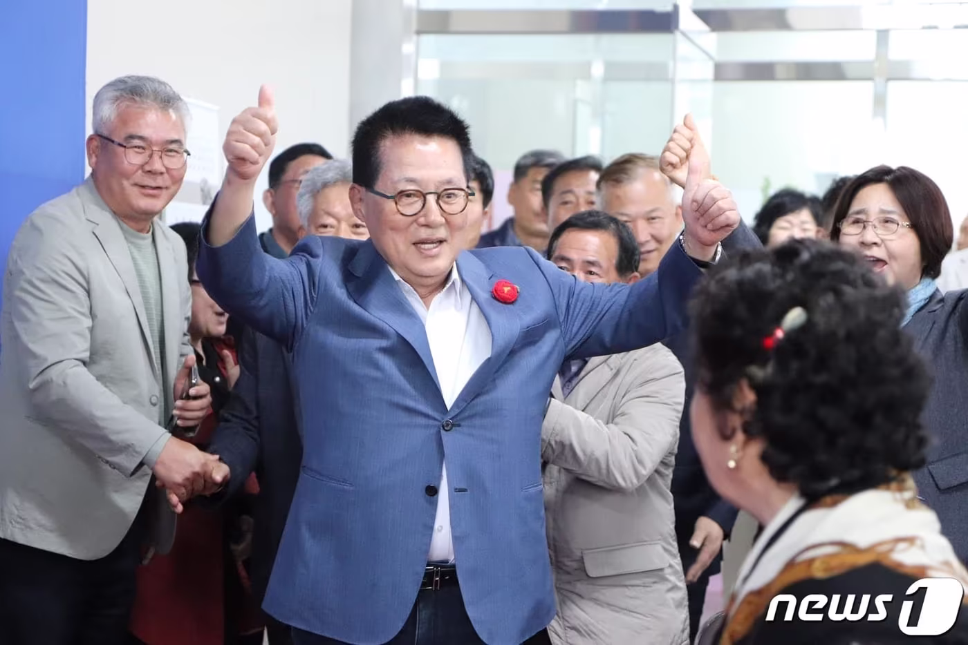 본문 이미지 - 박지원 더불어민주당 전남 해남완도진도 국회의원 후보가 10일 오후 제22대 총선 개표 결과 당선이 확정되자 환호하며 기뻐하고 있다. (박지원 캠프 제공) 2024.4.11/뉴스1