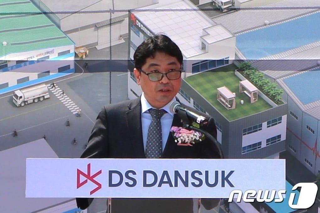 본문 이미지 - 김종완 DS단석 대표이사 사장이 9일 전북 군산1공장에서 열린 리튬이온배터리(LIB) 리사이클링 공장 준공식에서 기념사를 하고 있다. 2024.4.9(DS단석 제공) ⓒ News1 최동현 기자